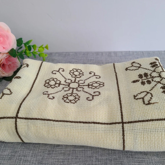 Vintage Handmade 70s-80s Cream/Yellow Cross Stitch Floral Tablecloth 45x43 in - Picture 3 of 6